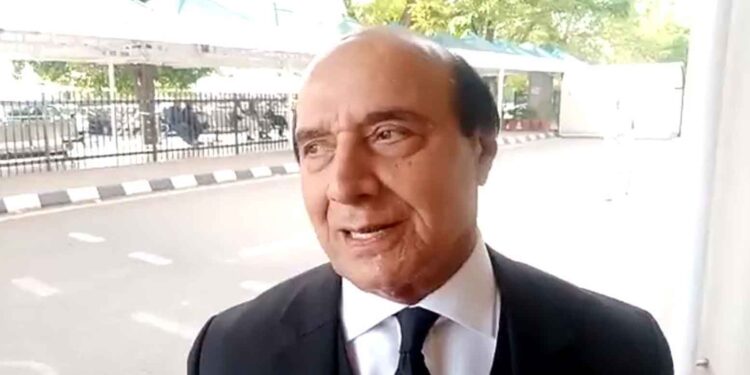 کور کمانڈر ہاؤس کے قریب سے کوئی نہیں گزر سکتا ،کس نے گزروایا؟ میں خود گورنر رہا ہوں ، چڑی پر نہیں مار سکتی وہاں :- لطیف کھوسہ کا مطیع اللہ جان سے مکالمہ