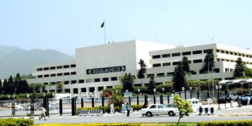 دھواں دھار تقریروں کے بعد قومی اسمبلی میں چیف جسٹس عمر عطا بندیال اور دیگر ججز کے خلاف ریفرنس لانے کی تحریک منظور