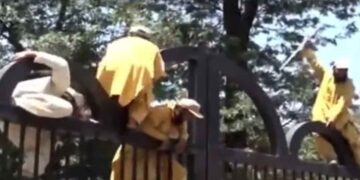 حکمران اتحاد پی ڈی ایم کے کارکنان اسلام آباد کے ریڈ زون میں داخل ہو گئے