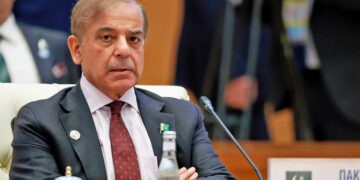 وزیر اعظم شہباز شریف وفد کے ہمراہ برطانیہ روانہ ، لندن میں اہم ملاقاتوں کا امکان