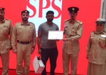 امارات میں  پاکستانی ڈرائیور نے  ایک لاکھ درہم مسافر کو واپس کردیے