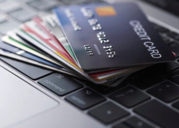 پاکستان نے بیرون ملک کریڈیٹ اور ڈیبٹ کارڈ پر ٹیکس 400 فیصد بڑھا دیا