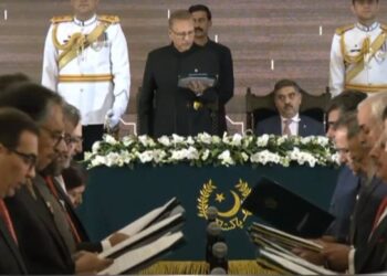 قلمدانوں کا فیصلہ, نگران وفاقی کابینہ نے حلف اٹھا لیا