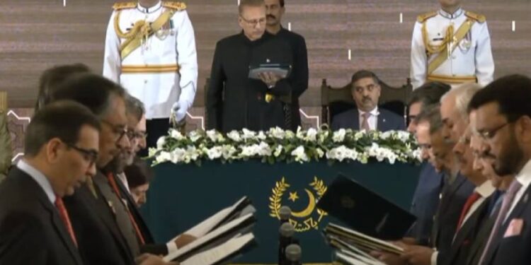 قلمدانوں کا فیصلہ, نگران وفاقی کابینہ نے حلف اٹھا لیا